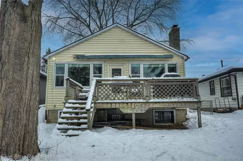 8421 Lagoon St, Commerce, MI 48382