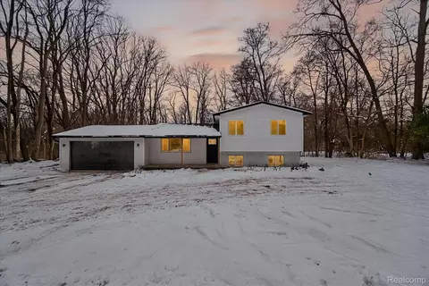 10031 Carmer Rd, Fenton, MI 48430