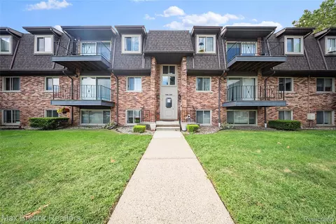 315 Riviera Dr #74, Saint Clair Shores, MI 48080
