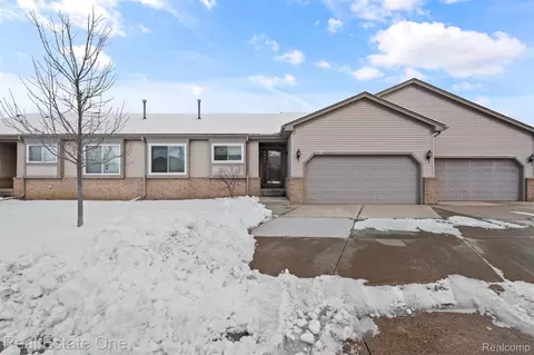 53244 Glen Oak Dr, New Baltimore, MI 48051