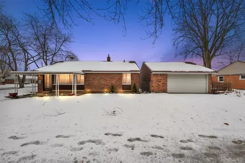 11216 Unity Dr, Warren, MI 48089