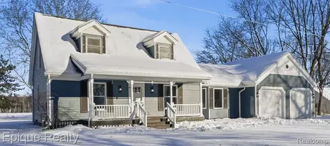 8680 Oak Hill Rd, Groveland, MI 48348