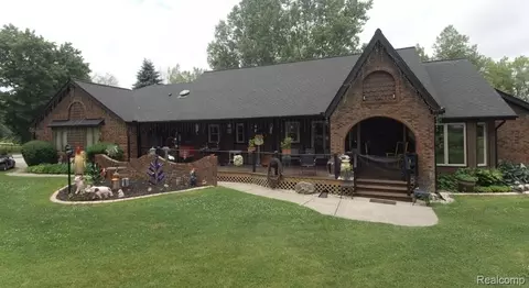 8969 Hyne Rd, Brighton, MI 48114