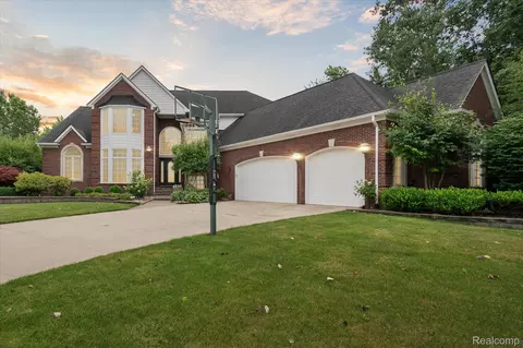 2632 Hawthorne Dr S, Shelby Township, MI 48316