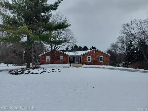 8445 Crestshire Dr, Augusta, MI 48197