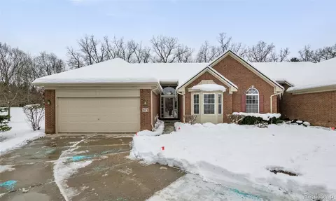 671 Woodhaven Dr, Commerce, MI 48390