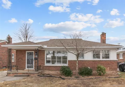 22609 Edgewood St, Saint Clair Shores, MI 48080