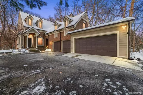 3412 Timberlake Dr, Commerce, MI 48390