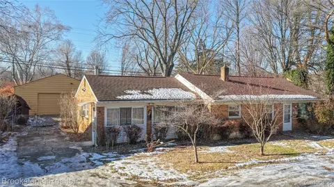 656 S Cass Lake Rd, Waterford, MI 48328