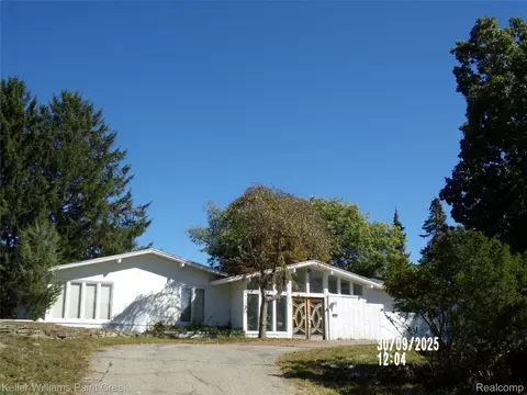 3352 Bloomfield Shore Dr, West Bloomfield, MI 48323