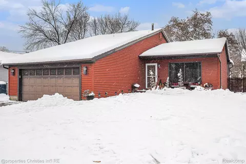 3990 Cresthaven Dr, Waterford, MI 48328