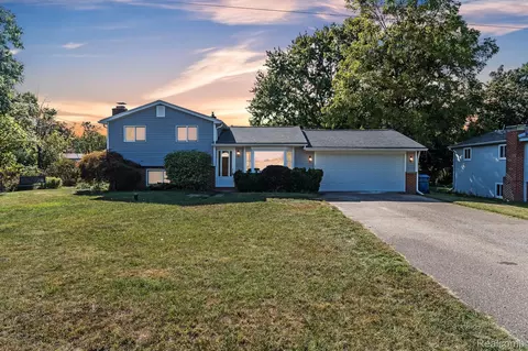 343 Teggerdine Trl, White Lake, MI 48386