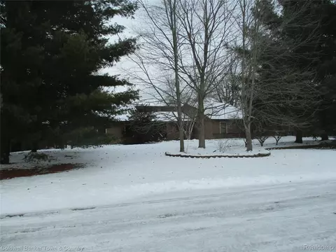9102 Lake Crest Dr, Whitmore Lake, MI 48189