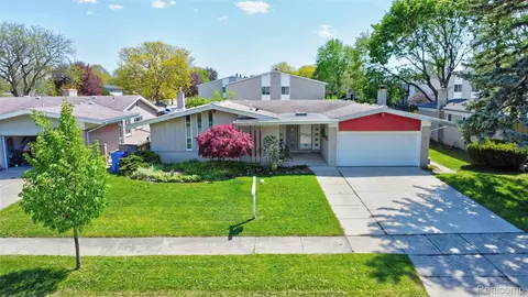 8704 Edna Dr, Warren, MI 48093