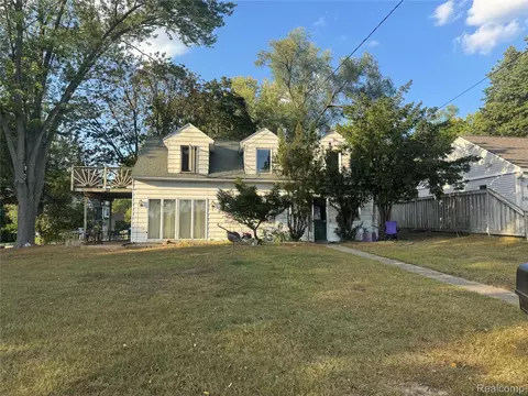 1071 Pelham Blvd, Waterford, MI 48328