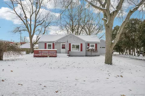 5729 Graves St, Waterford, MI 48327