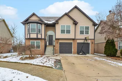 23676 Lori Dr, Flat Rock, MI 48134