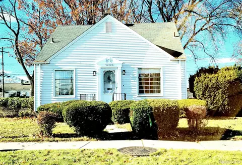 28205 Kaufman St, Roseville, MI 48066