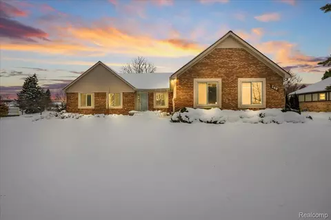 249 E Silverbell Rd, Orion, MI 48360