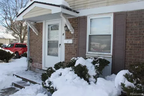 6 Beechwoode Ln, Pontiac, MI 48340