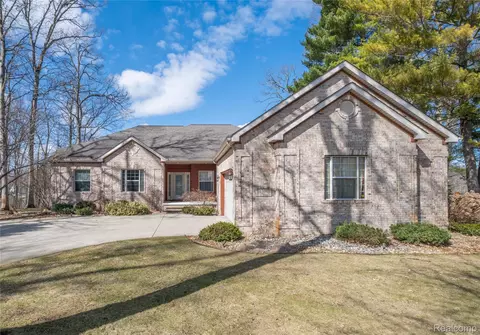 4204 Pavilion Ct, Fenton, MI 48430
