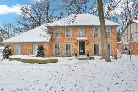 4143 Glencastle Dr, Troy, MI 48098