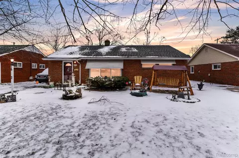 26332 Dale Ct, Roseville, MI 48066