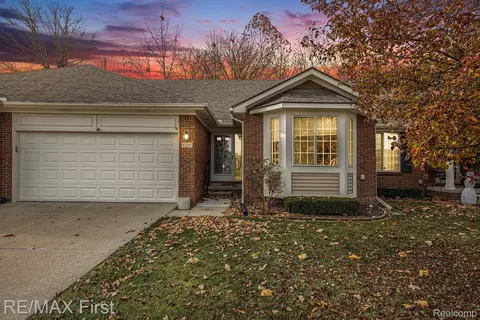 47231 Admirals Cove Ln, New Baltimore, MI 48051
