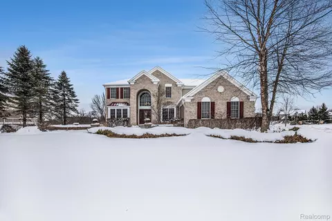 3708 Barn Meadow Ln, Lake Orion, MI 48362
