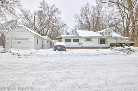 55 Mouton Dr, Lake Orion, MI 48362