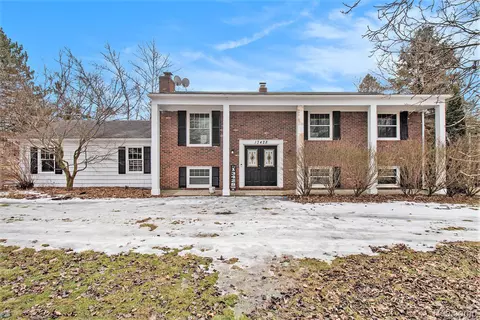 13428 Sequoia Ln, Green Oak, MI 48178