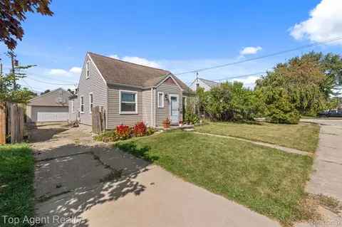 25673 Ford St, Roseville, MI 48066