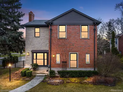 13103 Kingston Ave, Huntington Woods, MI 48070