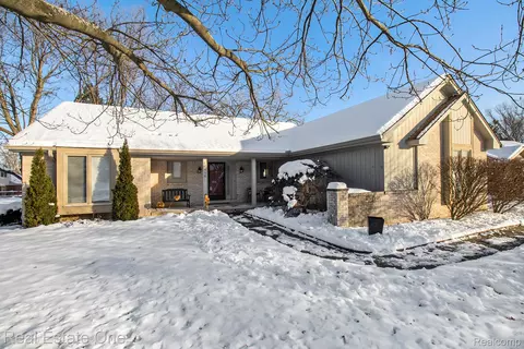 6886 High Oaks Dr, Troy, MI 48098