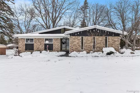 36830 Lansbury Ln, Farmington, MI 48335
