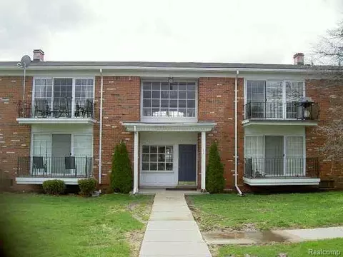 474 Fox Hills Dr N, Bloomfield Township, MI 48304
