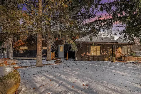14325 Lakeshore Dr, Holly, MI 48442