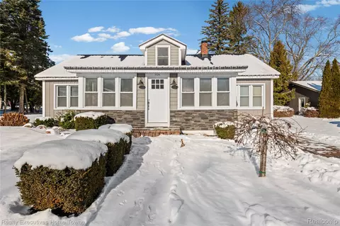 3724 Shorewood Rd, Fort Gratiot, MI 48059