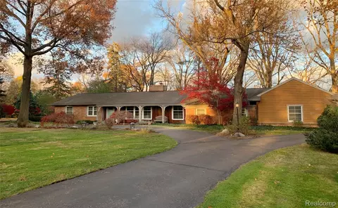 5671 Shadow Ln, Bloomfield Hills, MI 48302