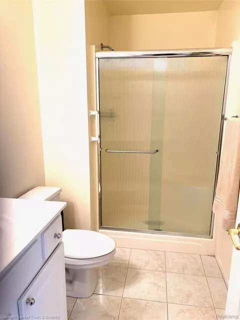 Bath - 6320 Squire Lake Dr, Mount Morris, MI 48433 photo 1 of 2