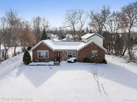 8202 Hyne Rd, Brighton, MI 48114
