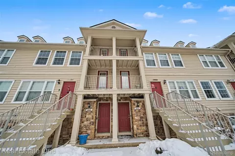 666 Lydia Ln, Pontiac, MI 48341