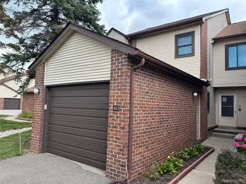6680 Ridgefield Cir #102, West Bloomfield, MI 48322