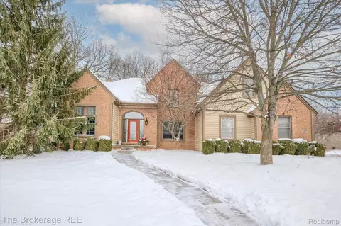 5475 Woodfield Pkwy, Grand Blanc, MI 48439
