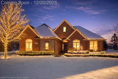 63072 S Plantation Ct, Washington, MI 48095