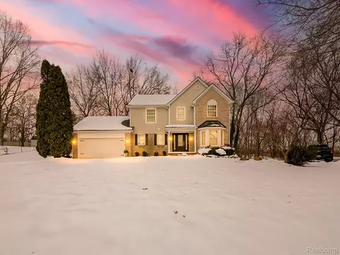 30654 Golden Valley Dr, New Hudson, MI 48165