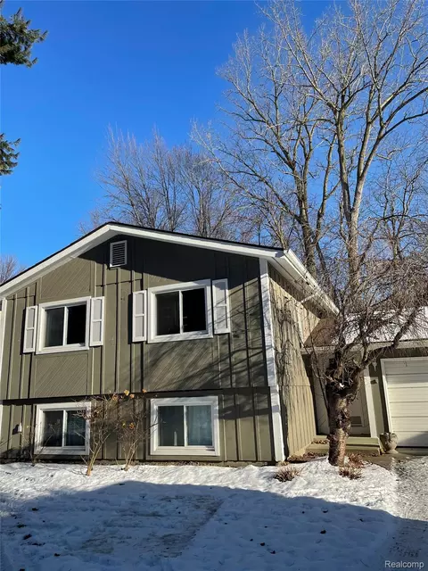 27211 Hickory St, Harrison, MI 48045