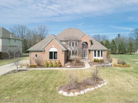 534 Parkland Hills Dr, Oakland, MI 48306