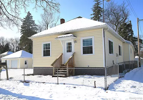 102 S Division St, Durand, MI 48429