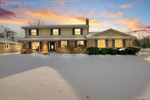 518 Charing Cross Dr, Grand Blanc, MI 48439